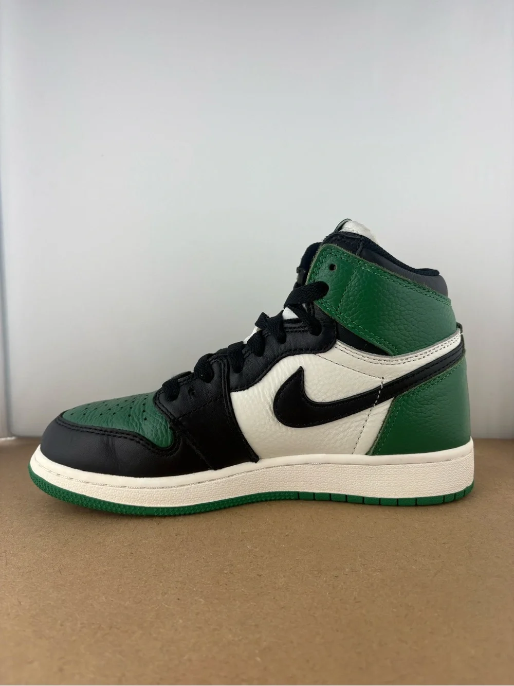 Nike Air Jordan 1 high pine Green White Black 2018 size 5y 575441-302 (B1)